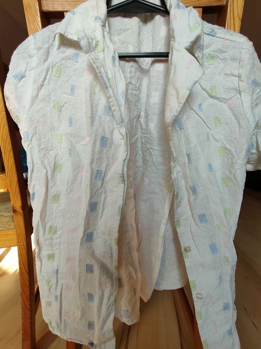 Koszula damska z krótkim rękawem.