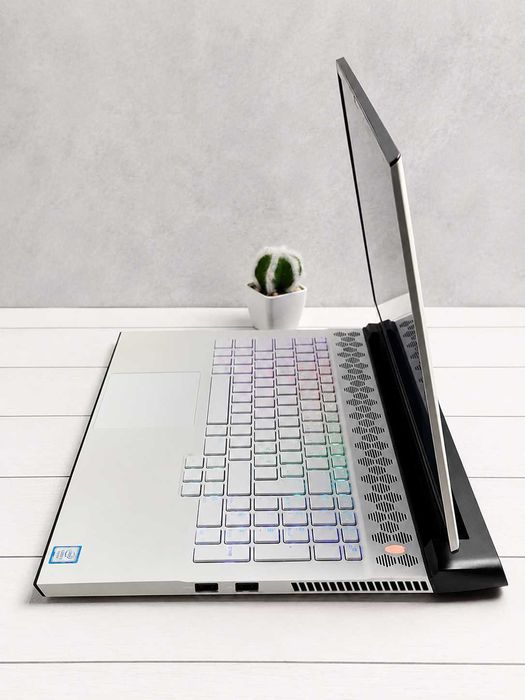 Alienware M17 R2 i7-9750H RTX 2070 Max-Q 8gb 144hz ssd 512 16ram ddr4