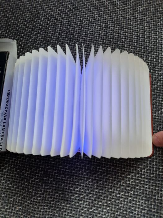 Dekoracja książka podświetlana ładowana na USB typu B