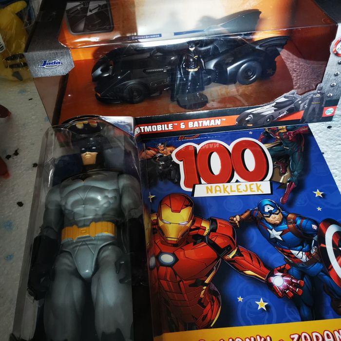 Zestaw batman figurka, batmobile oraz mała figurka, książeczka