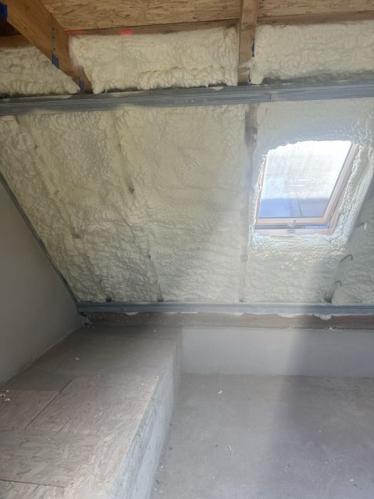 Ocieplanie pianką pur  poddasza  hal