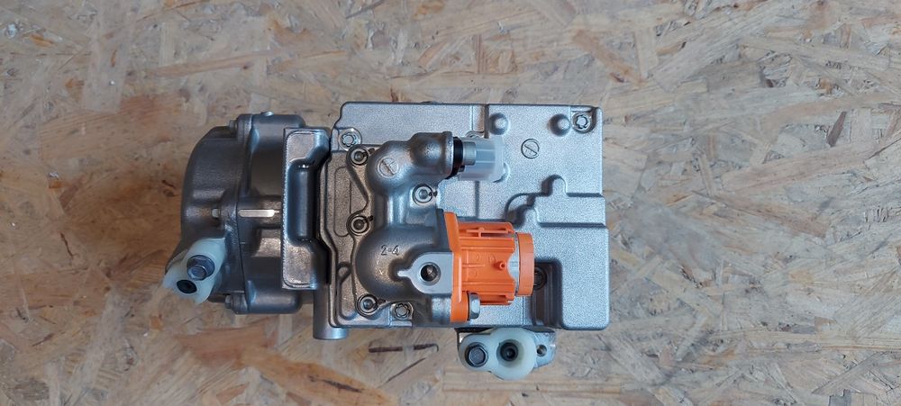 Компресор кондиціонера 926005749R Renault Zoe