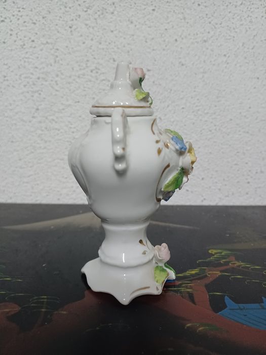 Antique ceramic pot with floral pattern425427328366684162