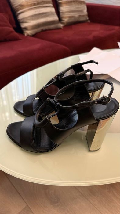 Босоніжки Ferragamo, як нові
