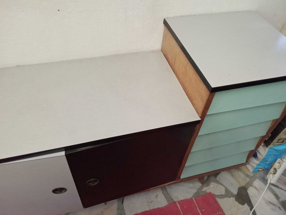 Móvel vintage com 5 gavetas muito antigo e em bom estado