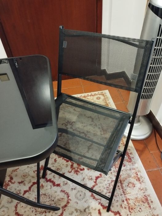 Mesa com 2 cadeiras nova