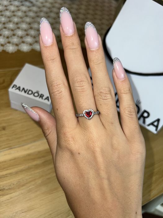 Pandora pierścionek z czerwonym sercem