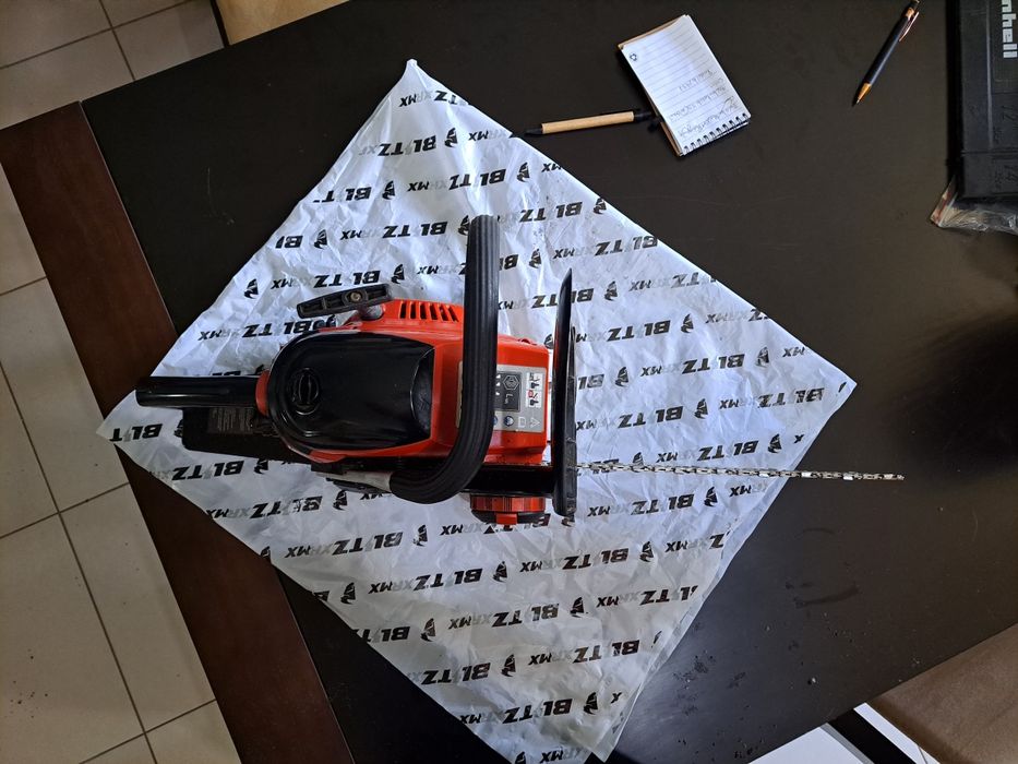 Motosserra  com poucas horas de trabalho.