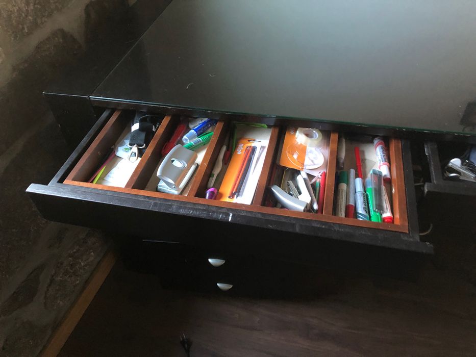 Secretária em laminado mogno com tampo de vidro