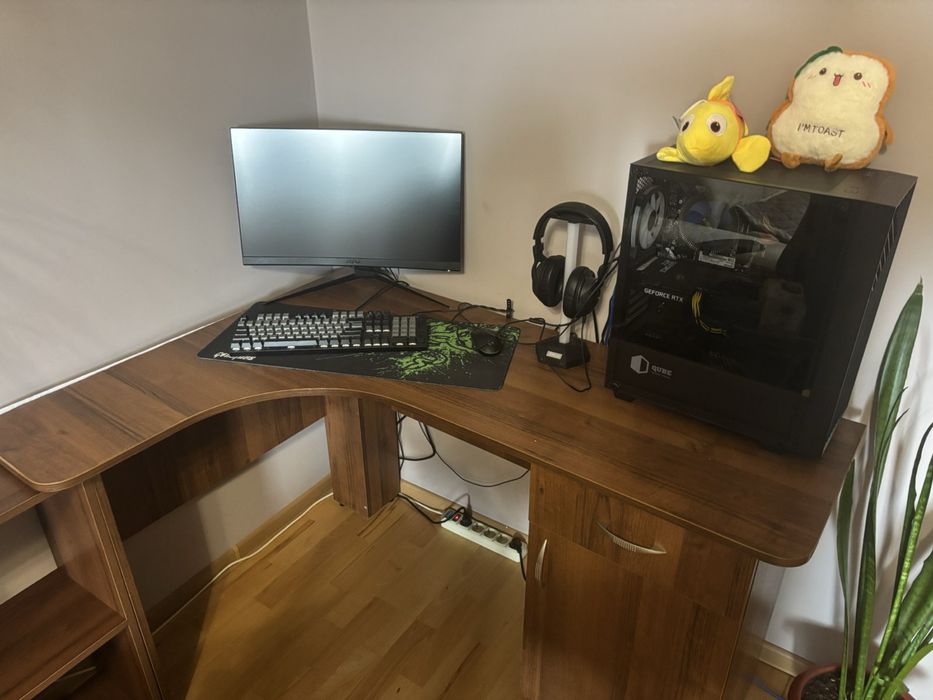 Стіл компʼютерний