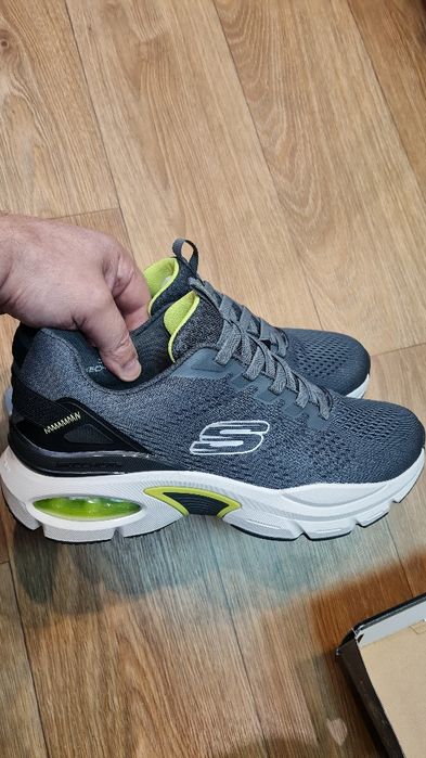 Продаються кросівки  Skechers 43розмір