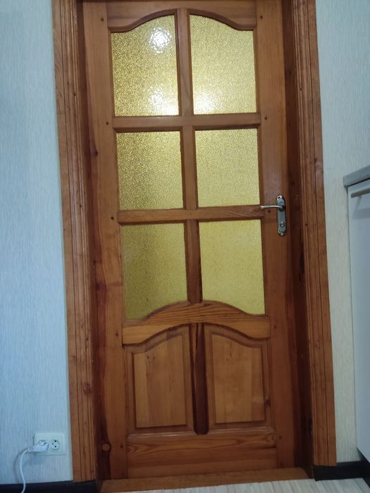 продаються двері соснові ,під стіклом коробка ,обналічна  замок стан н