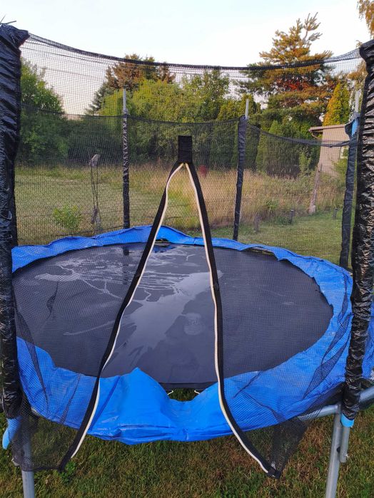 Trampolina ogrodowa.
