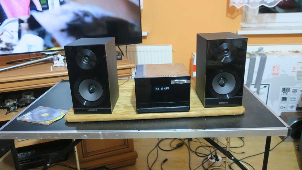 Mini wieża Samsung MM-E330D/EN 30W
