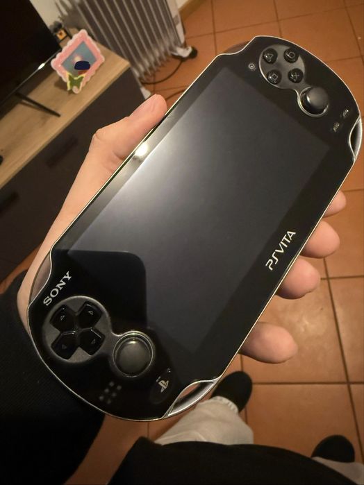 PSVita 1000 Wifi c/ Caixa, Grip e 8 Jogos