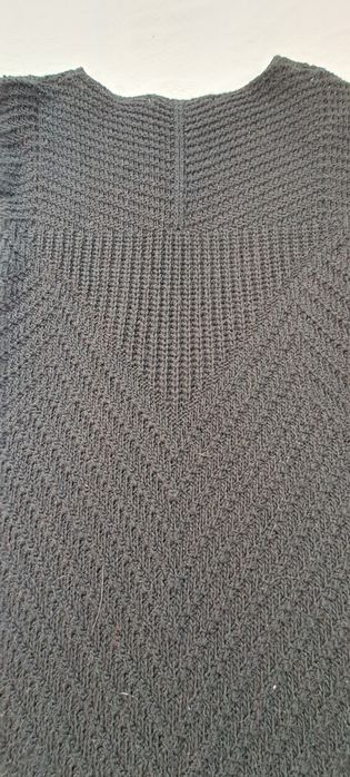 Vestido preto em malha com la e alpaca, confortável e quentinho, com m
