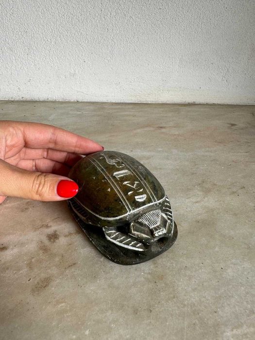 peça decorativa cerâmica preta com simbolos gravados