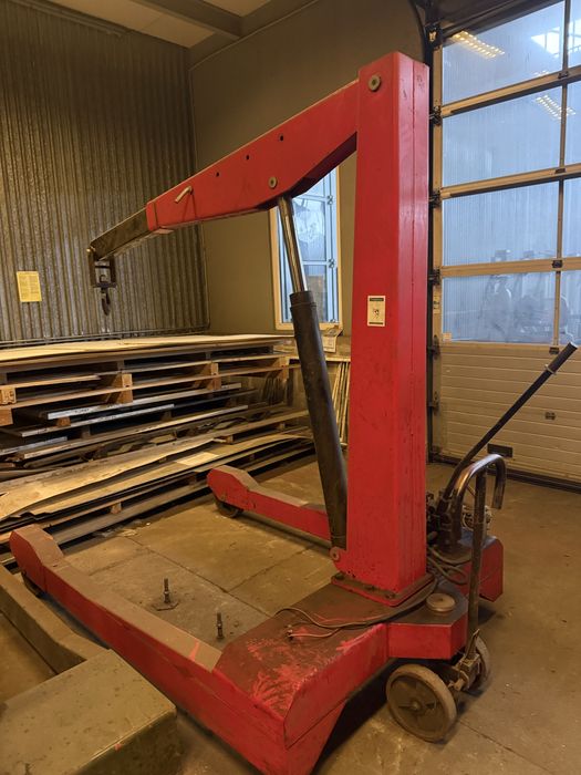 Sprzedam 2 żurawie hydrauliczne warsztatowe.