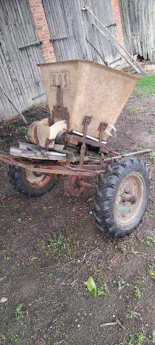 Rozsiewacz do nawozów KOS sprawny.