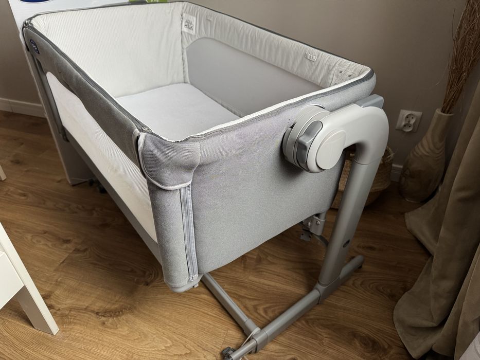 Łóżeczko dziecięce, dostawka chicco next2me magic