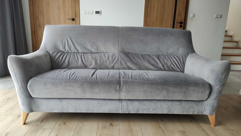 piękna sofa drewniane nóżki