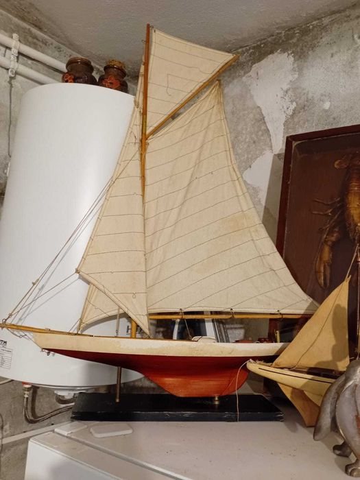 Barco antigo em miniatura, 96 cm de altura x 75 cm