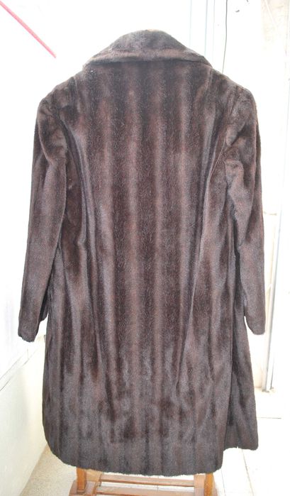 Casaco comprido de pele sintética dos anos 60