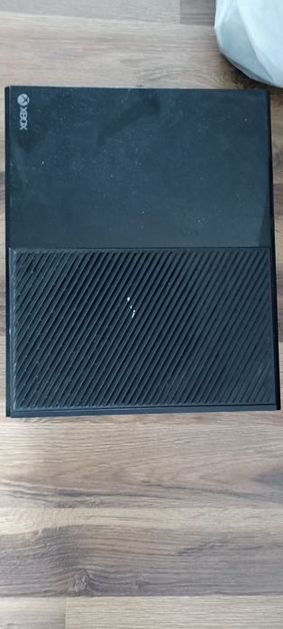 Xbox One 500gb + 2 pady