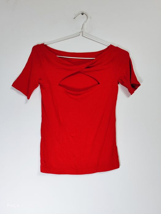 Czerwona bluzka damska prążkowana z wycięciem na plecach Cropp