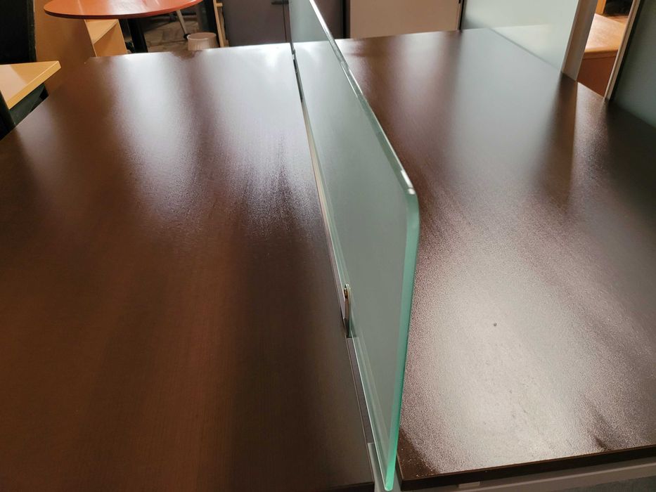 Secretária dupla com separador em vidro - Muito bom estado geral