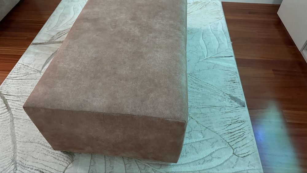 Sofá com chaise + puff
