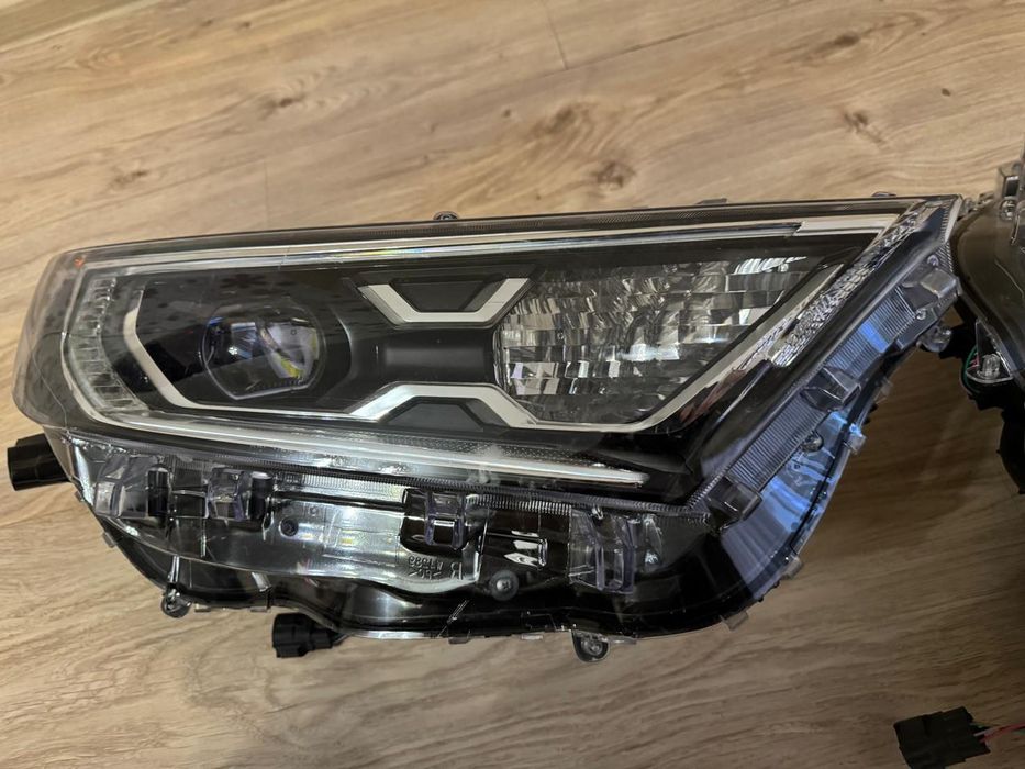 Фари Toyota RAV4 оригінальні з 2019-