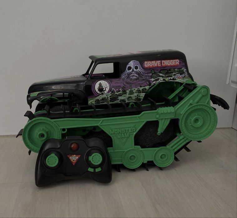 Monster Jam Grave Digger Trax auto na pilot w skali 1:15