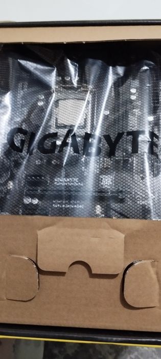 Материнская плата GIGABYTE