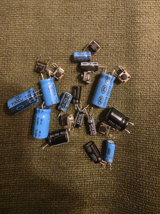 Электронные компоненты,в основном электролитические конденсаторы.