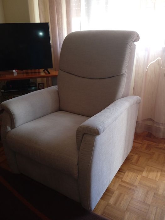 Poltrona cinza como nova