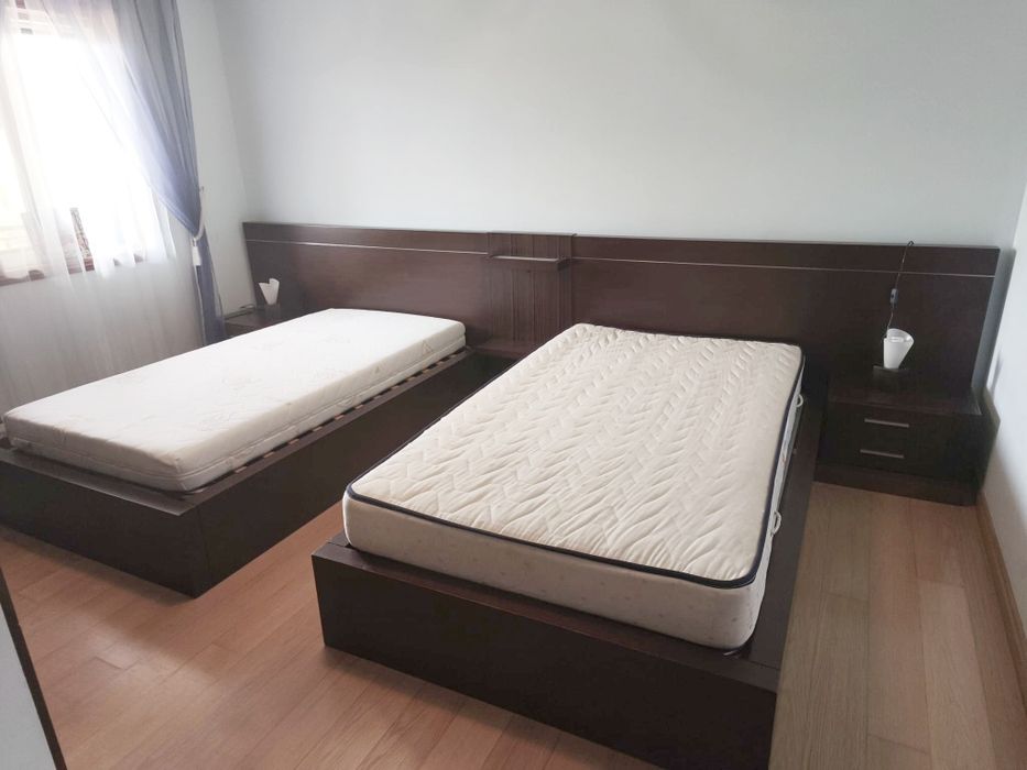 Cabeceira de Cama em Madeira Wengé com 2 Camas Individuais – Excelente Estado
