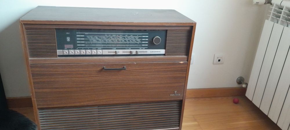 RELÍQUIA! Móvel rádio/ gira discos  Grunding para restaurar