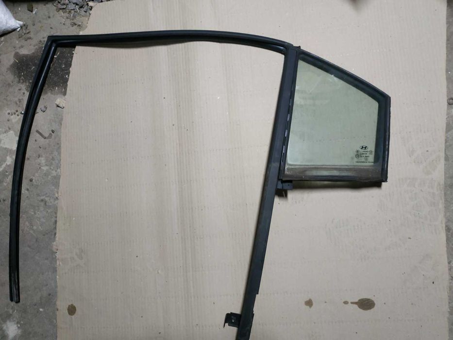 Форточка задніх лівих дверей Хьюндай акцент