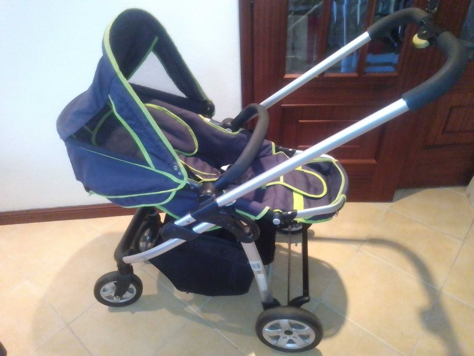 Carrinho de bebê com cadeirinha