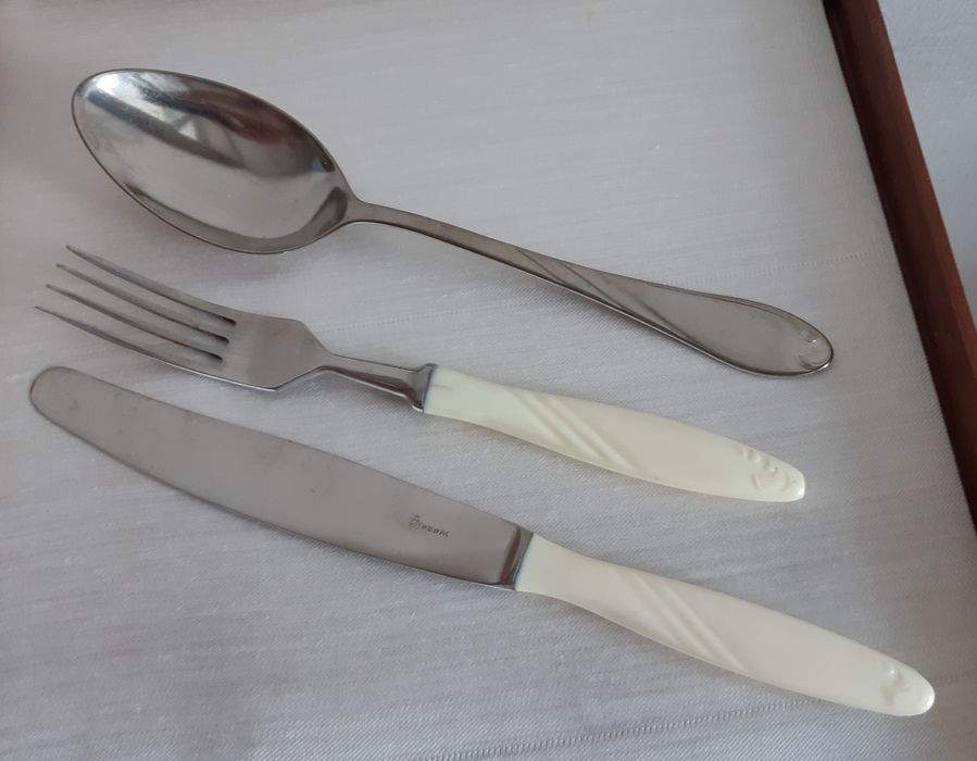 НАБОР столовых приборов.