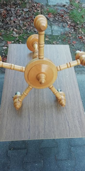 Żyrandol drewniany.