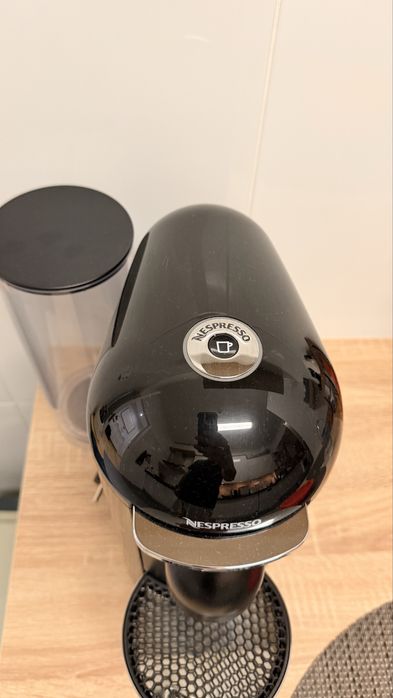 Máquina Nespresso Vertuo Plus Preta – Excelente Estado