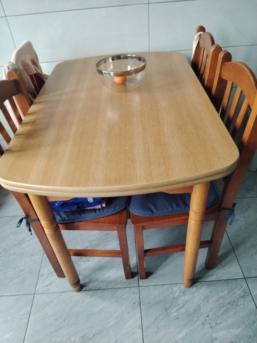 Mesa extensivel com 4 cadeiras