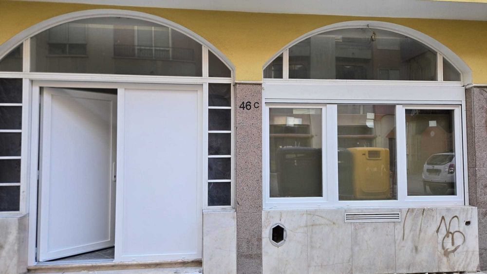 Loja na Encosta do Sol com 191 m2, saída de fumo e logradouro