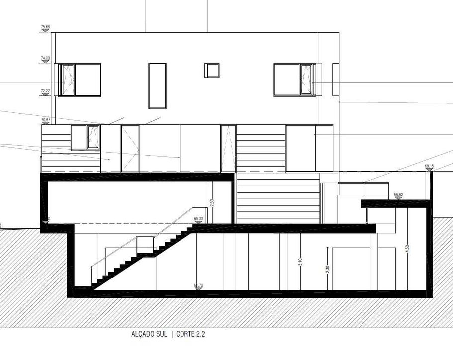 Moradia familiar p/ terminar construção 711m2. T6 Zona Nobre Porto.