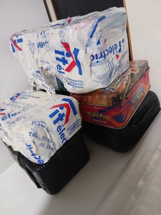 Vendo 7 caixas de cartas cheias de cartas raras  de  pokemon