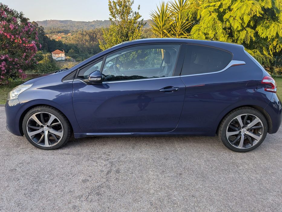 Peugeot  208 boa oportunidade carro com muito extras linha desportiva