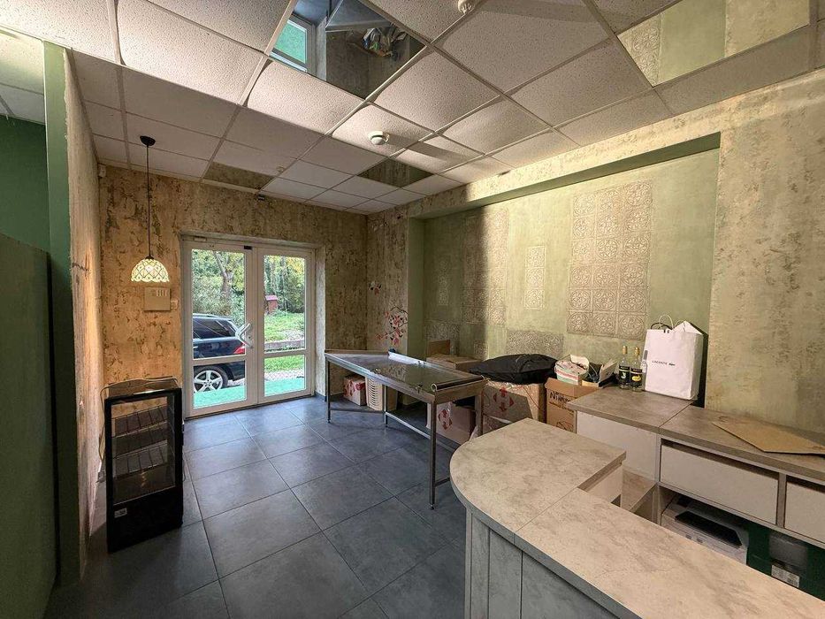 Комерційне приміщення в Богородчанах попри дорогу.