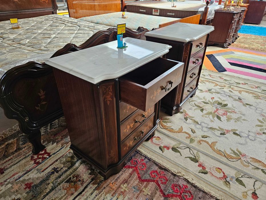 Grandes mesas de cabeceira em madeira e tampo em pedra - ópti